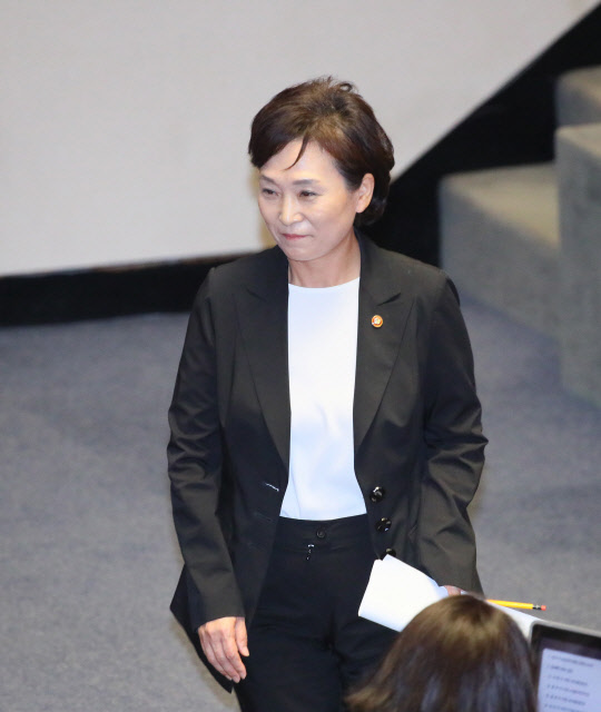 '사과' 뒤 웃는 김현미 장관  김현미 국토교통부 장관이 23일 국회 본회의에서 진행된 경제에 관한 대정부 질문에서 미래통합당 서병수 의원의 질의에 답한 뒤 웃으며 자리로 돌아가고 있다.    연합뉴스